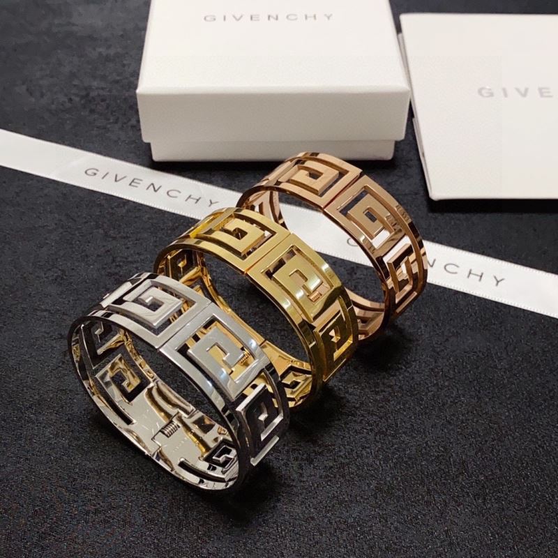 GIVENCHY
